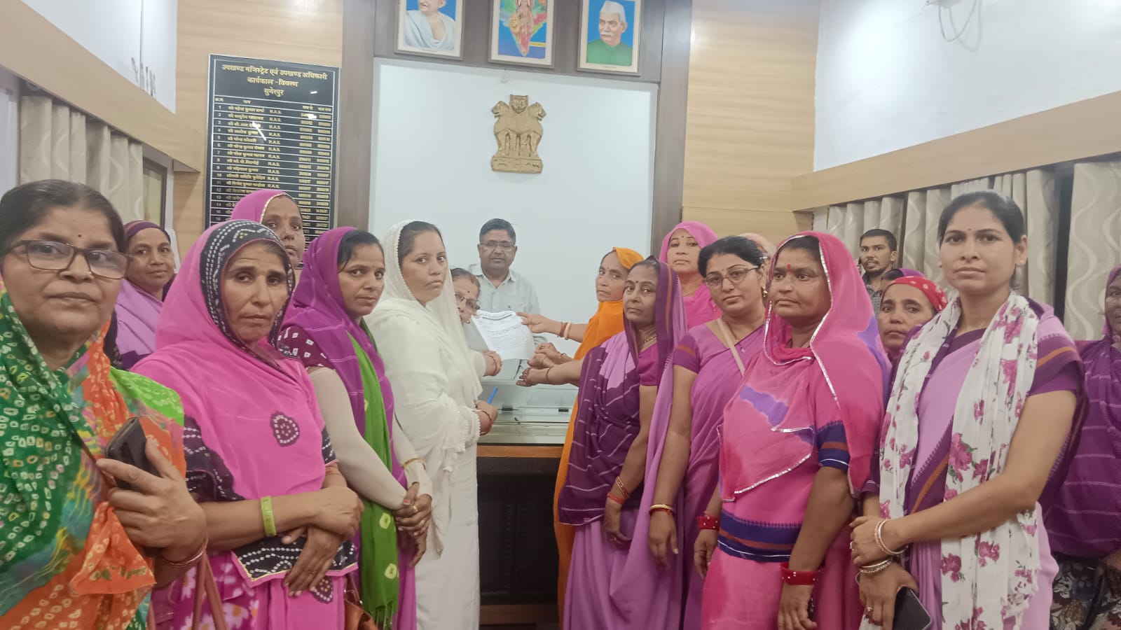 सरकार को आंगनबाड़ी कर्मियों की दो टूक चेतावनी,1 जुलाई से कार्य बहिष्कार, 7 जुलाई से प्रदेशव्यापी आम हड़ताल,सुमेरपुर ब्लॉक की समस्त आंगनबाड़ी कार्यकर्ता एवं सहायिकाओं ने मुख्यमंत्री के नाम सौंपा ज्ञापन