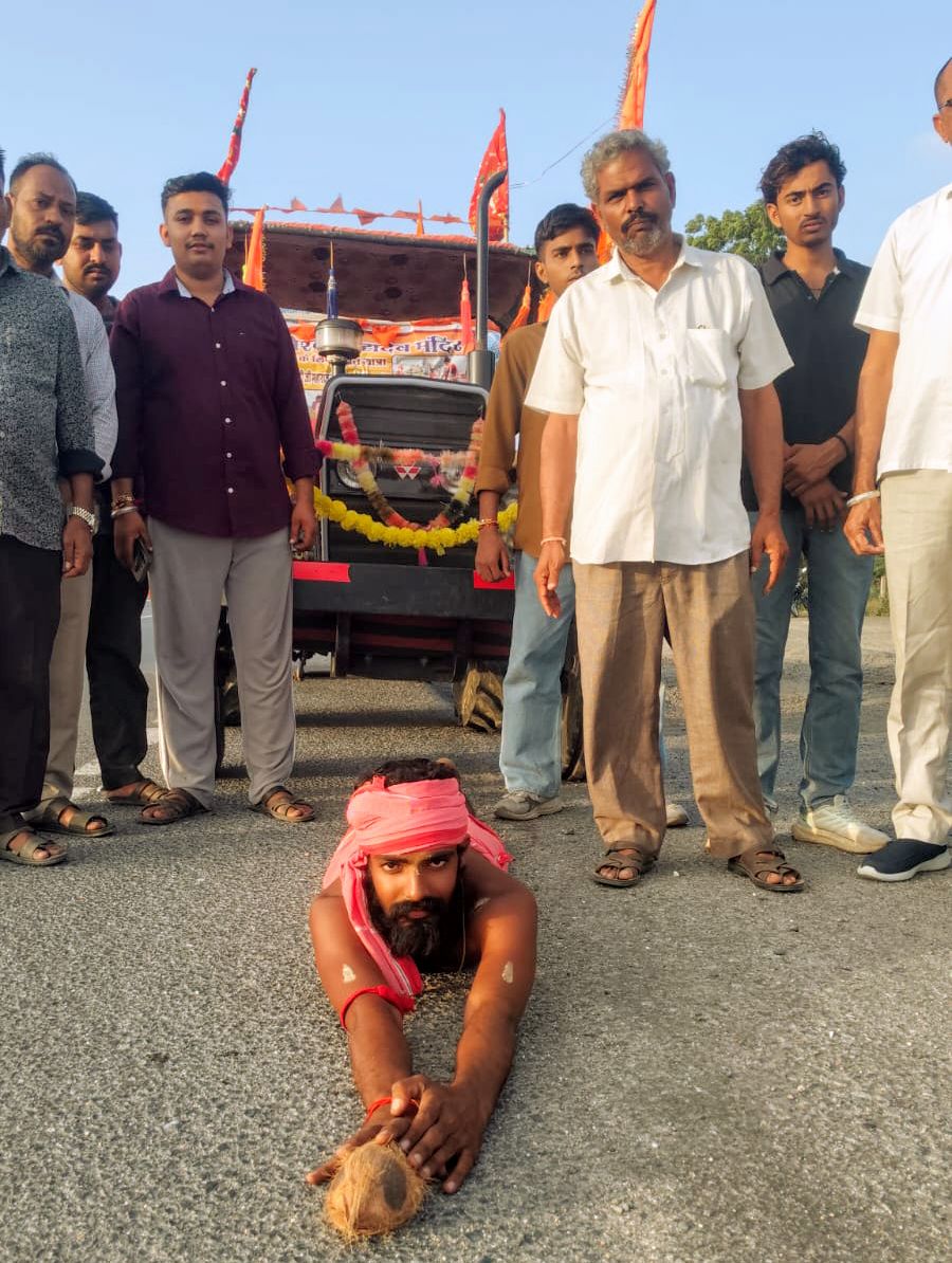 🔱 संकल्प की राह में हर कदम बना तपस्या… दंडवत करते 29वें दिन सुमेरपुर पहुंचे बजरंगदास महाराज माउंट आबू के ‘आबूराज’ नामकरण का संकल्प पूरा होने पर नागा बेरी से शुरू की 250 किमी की कठिन यात्रा | रोजाना करीब 3 किमी दंडवत कर रहे महाराज, जगह-जगह उमड़ रही श्रद्धा